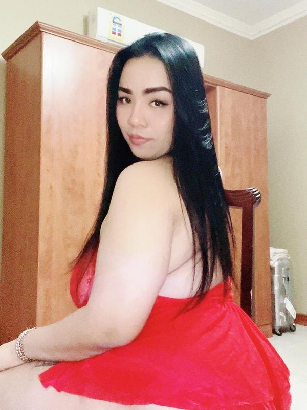 Experience Passion and Elegance with Esmeralda Luz Tonight