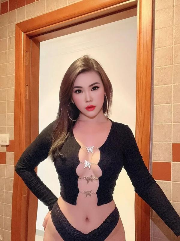 Discover Unforgettable Moments with Marina Salomé Tonight 1 Mis Fotos